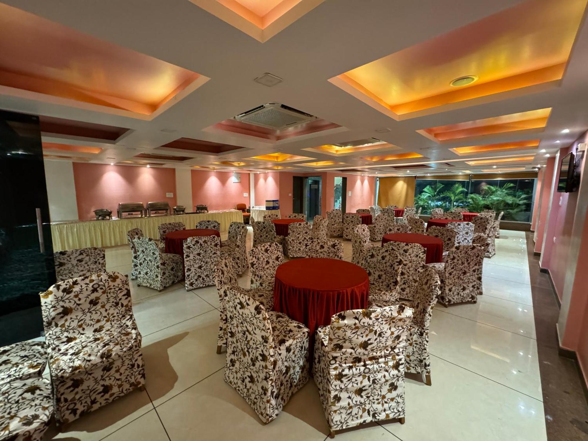 The Tripti Hotel & Banquets Indore Exterior foto